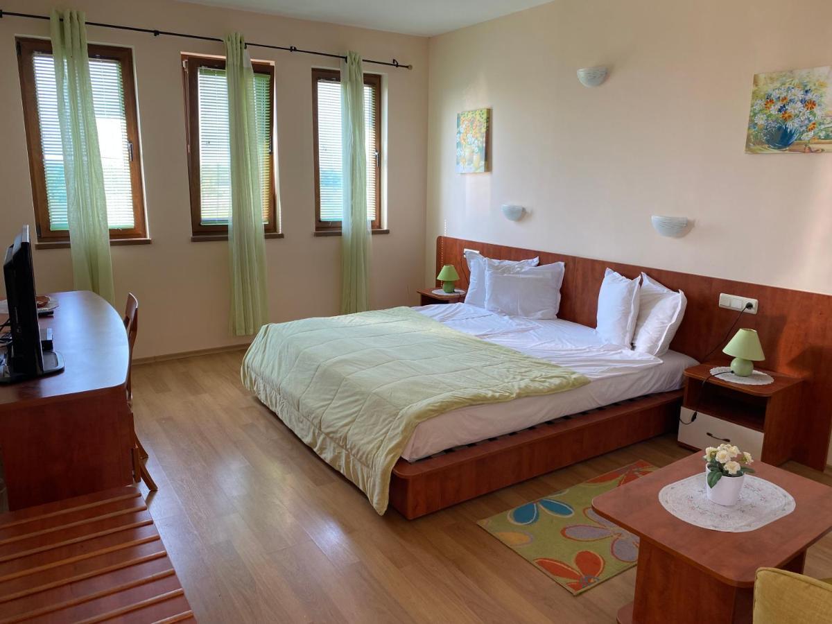 Guest House Golden Flake 4Km From Bolata Beach Bŭlgarevo Exterior photo